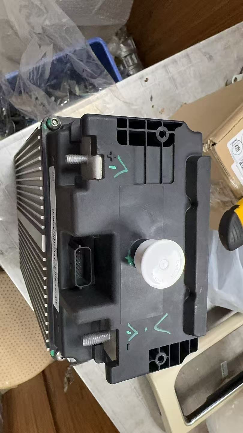 Genuine JLR BECM
  Battery Energy Control Module | LR137929 - Image 8